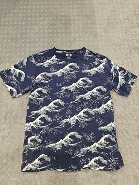 UNIQLO Mens Tshirt Blue M Hokusai Blue Great Wave Off Kanagawa